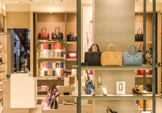 날씨별 명품 가방 관리 팁