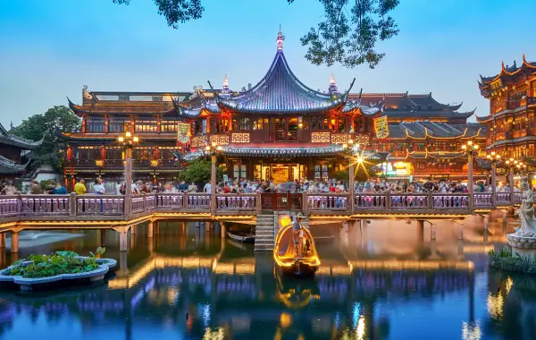 예스러운-건축물과-호수가-함께-어우러진-예원