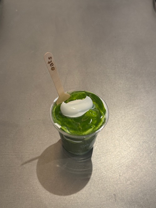 예쁘긴합니다. 크림도 맛있고