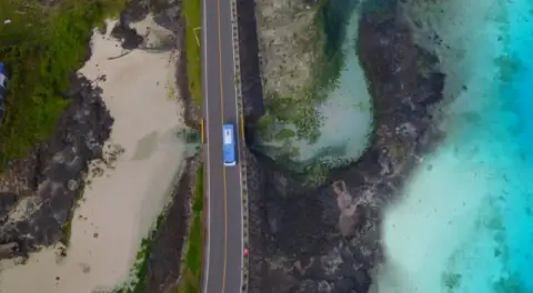 웰컴투 삼달리 메인 촬영지 - 도로 위를 달리는 버스 오른쪽 옆 쪽빛 바다