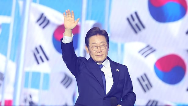 더불어민주당 이재명 대선 경선 후보가 27일 경기 고양시 킨텍스에서 열린 '제21대 대통령선거 후보자 선출을 위한 수도권·강원·제주 경선 및 최종 후보자 선출 대회'에서 최종 후보로 확정된 뒤 손들어 인사하고 있다./연합뉴스