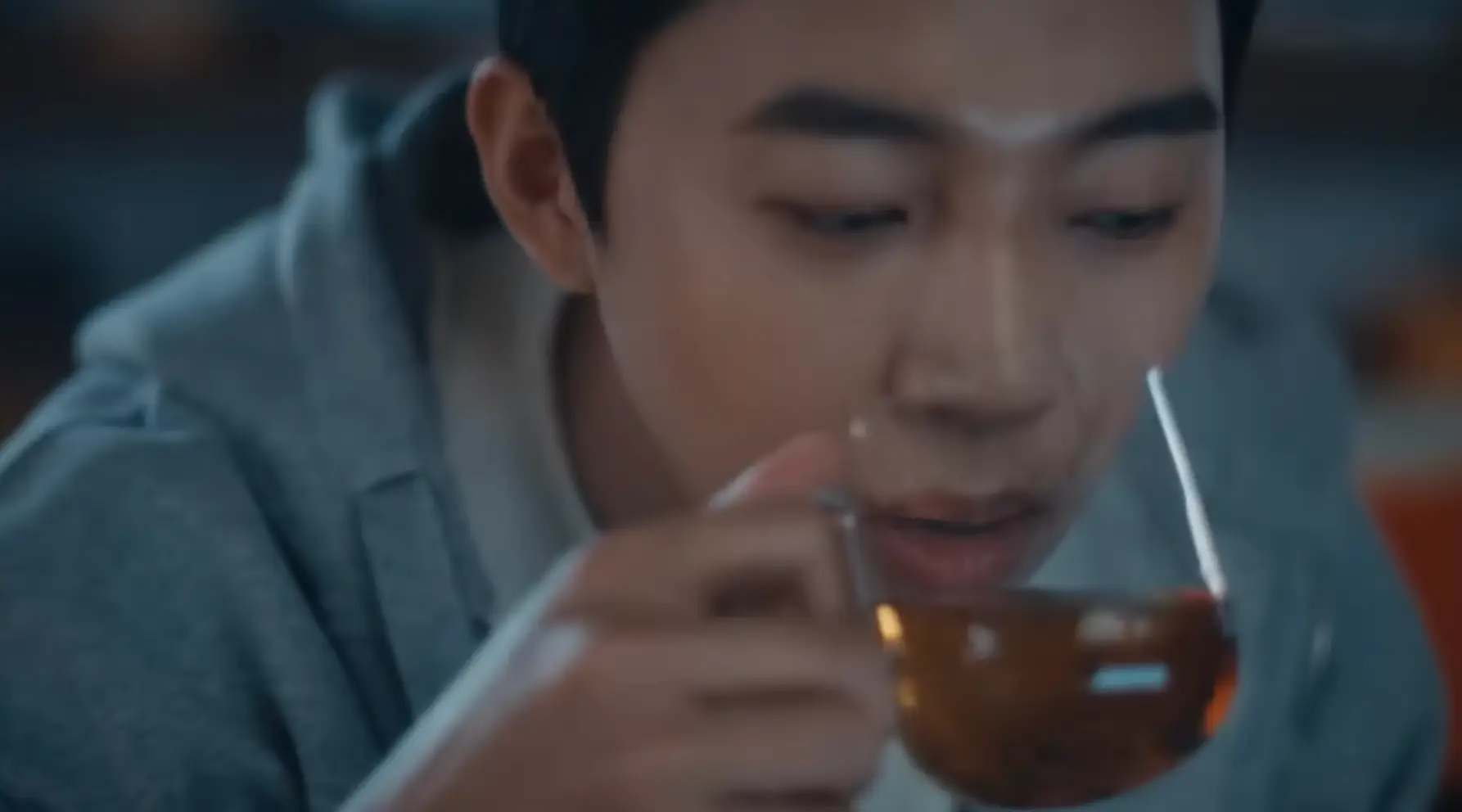 임영웅이 투명한 컵에 담긴 음료수를 마시는 모습