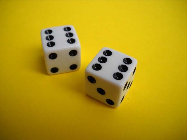 흰색 주사위 두 개가 있는 사진