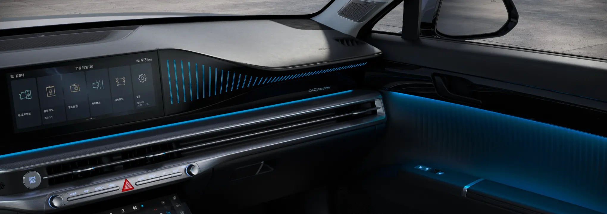 그랜저 내부 검은색 데시보드 안 파란색으로 빛나는 디스플레이와 손잡이