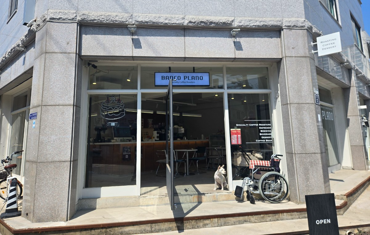 카페 외관 전경