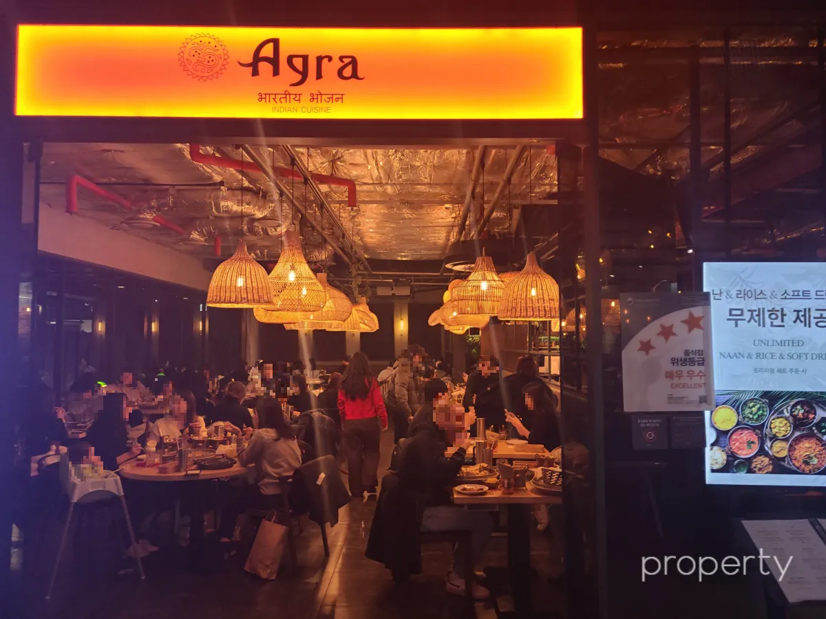 주황색간판의아그라-매장안에식사하는사람들-모양다른라탄조명-분위기좋은식당느낌