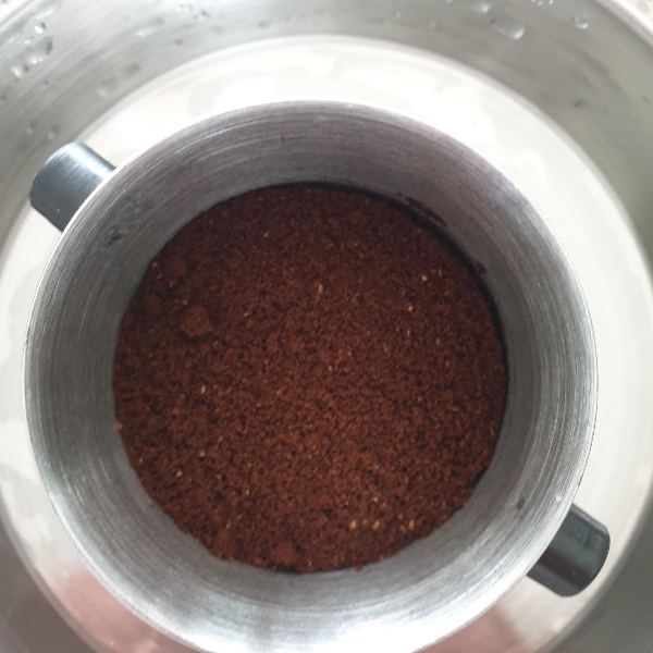 '베트남 핀'을 이용한 커피 추출 레시피: 핀(Phin)에 커피 담기