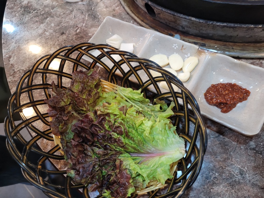 홍천 닭갈비 맛집 기본 반찬 쌈채소 구성