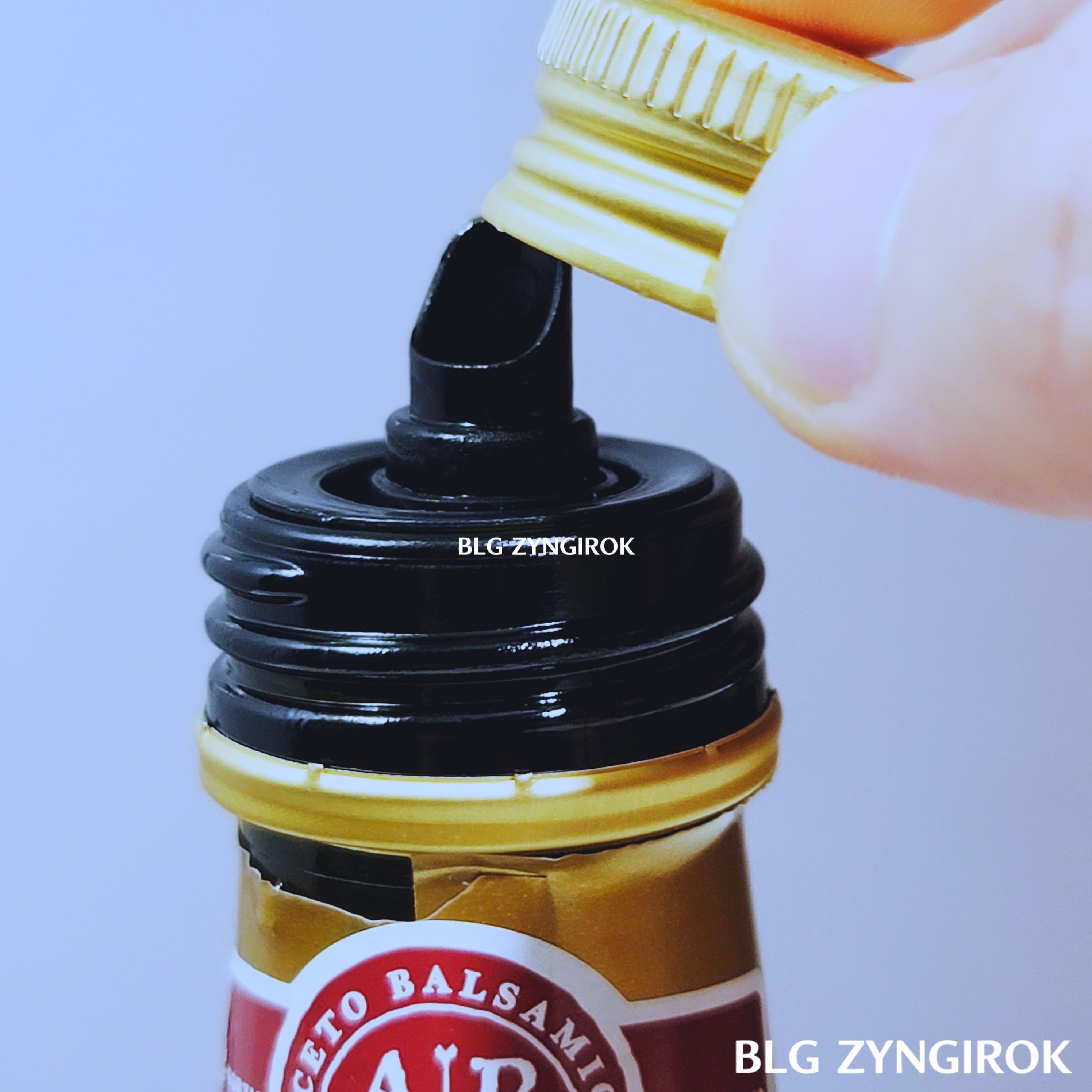 발사믹-식초-주둥이를-뚜껑으로-누른모습이다.