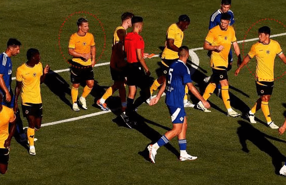 훈련 중 인종차별 상황