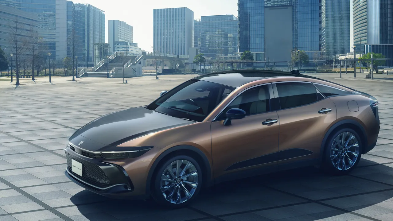 토요타 크라운 크로스오버 하이브리드 차량 이미지