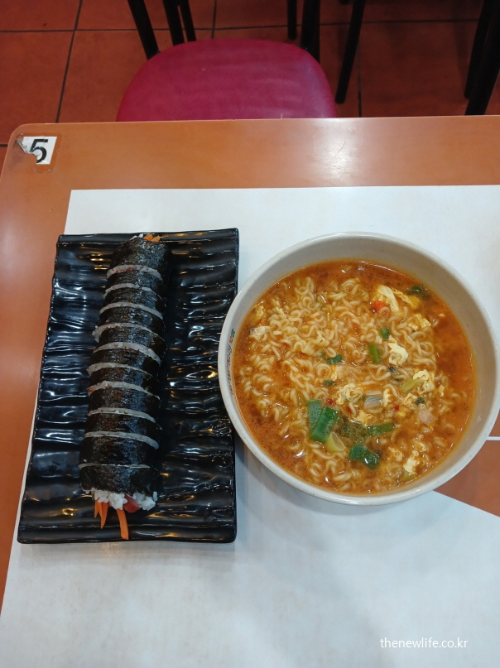 김밥과 라면이 함께 놓인 실제 식사 장면, 중독성 높은 야식 조합