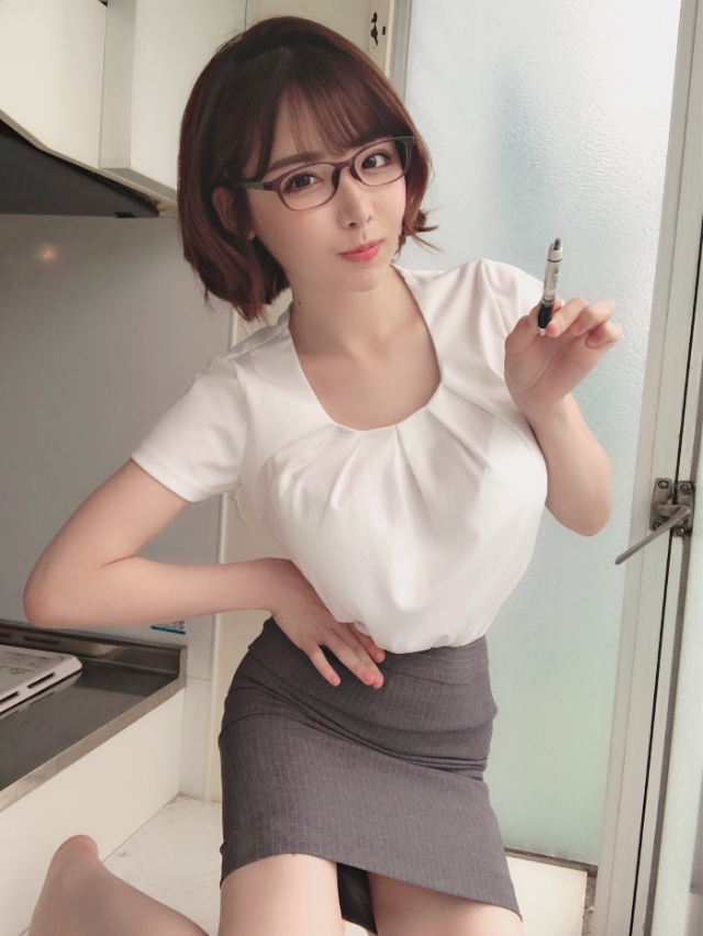 안경쓴 과외 선생님 후카다 에이미(Eimi Fukada, 深田えいみ) 사진