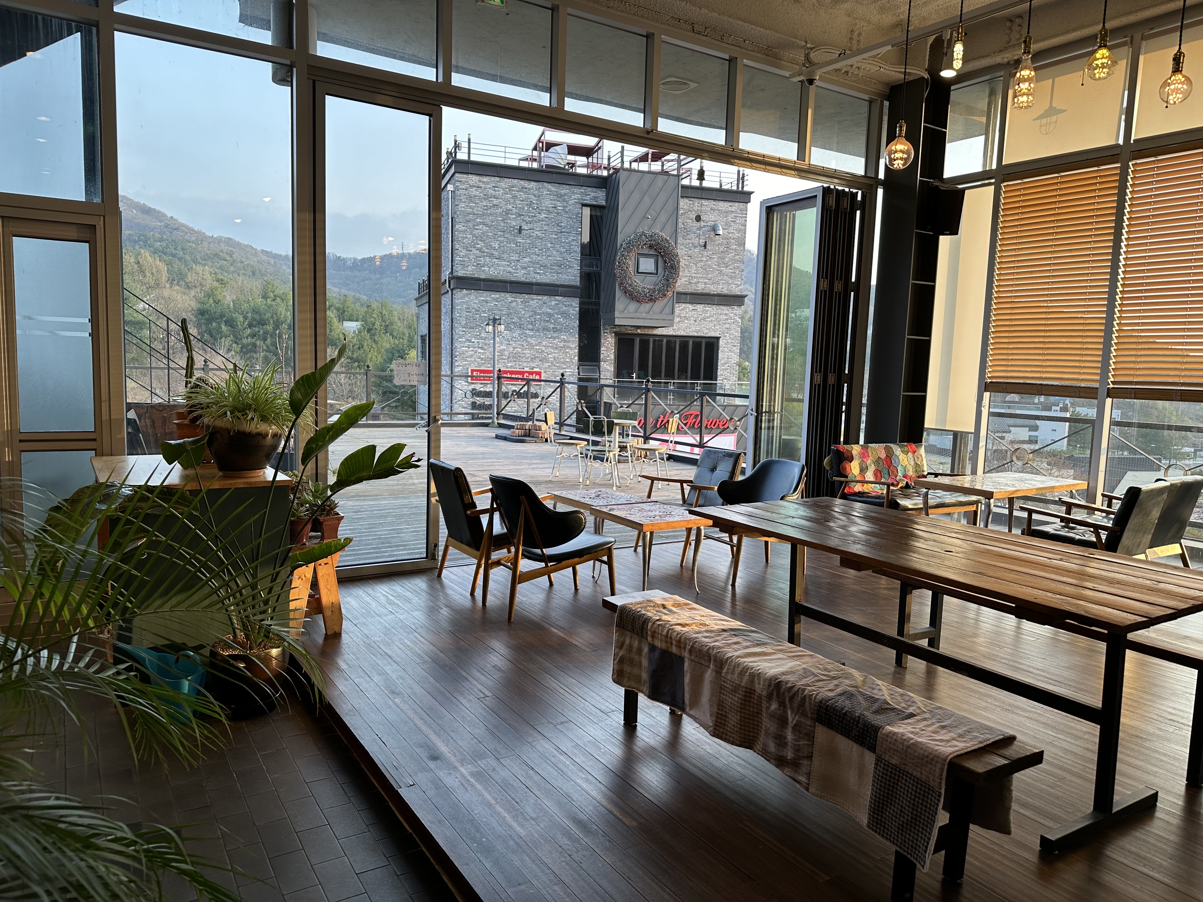 메종드엠-2층-좌석