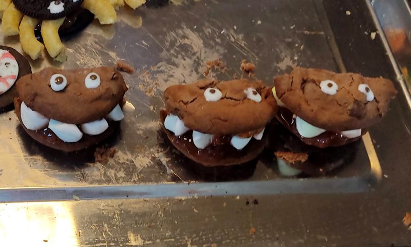 초코펜으로 눈을 그려준 사진