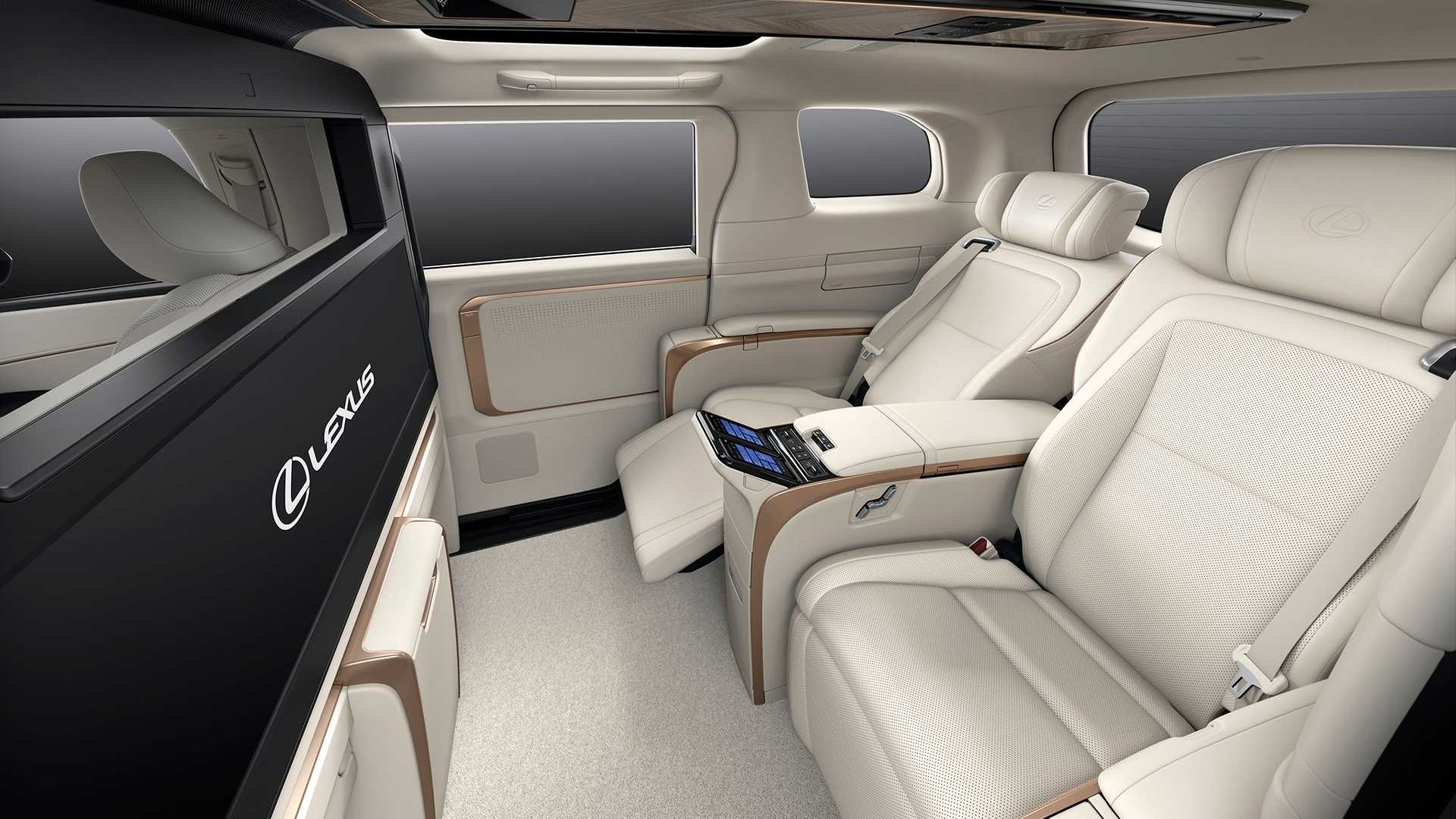 일본 프리미엄 브랜드 렉서스가 상하이 오토쇼에서 신형 하이브리드 미니밴 'LM'을 공개했다.