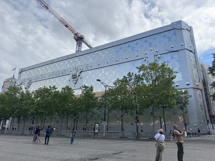 louis vuitton building on champs elysees paris