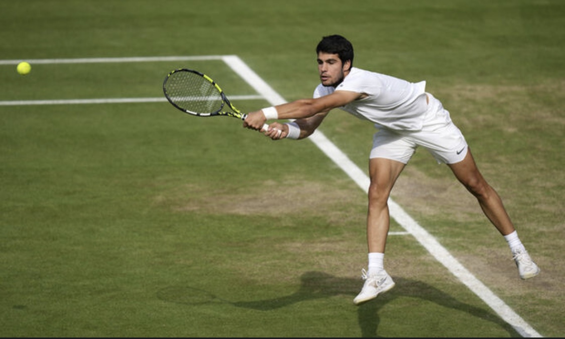 신예 알카라스가 윔블던 결승에서 조코비치의 공을 받고 있는 역동적인 사진