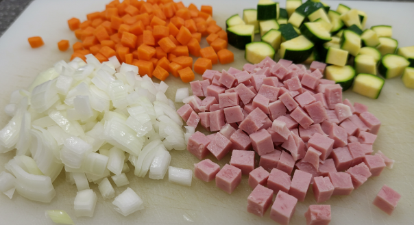 다져진 양파, 당근, 햄, 호박 등이 놓여 있다.