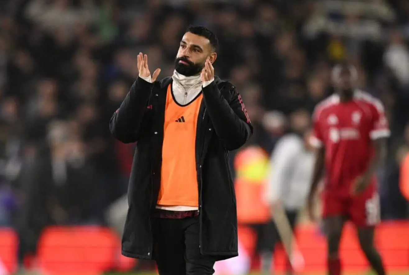 리즈전 경기가 끝나고 팬들에게 인사하는 살라