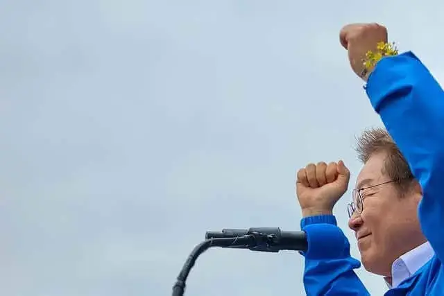 2025 대선 유세 현장에서 이재명 후보가 지지를 호소하고 있습니다.