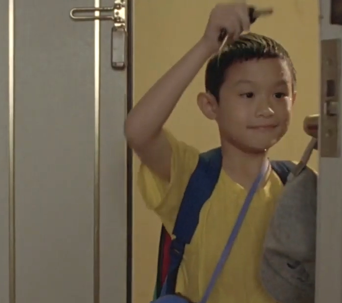 &amp;lt;하나 그리고 둘&amp;gt;에서 양양이 물에 흠뻑 젖은 채 미소를 짓고 집에 오는 모습