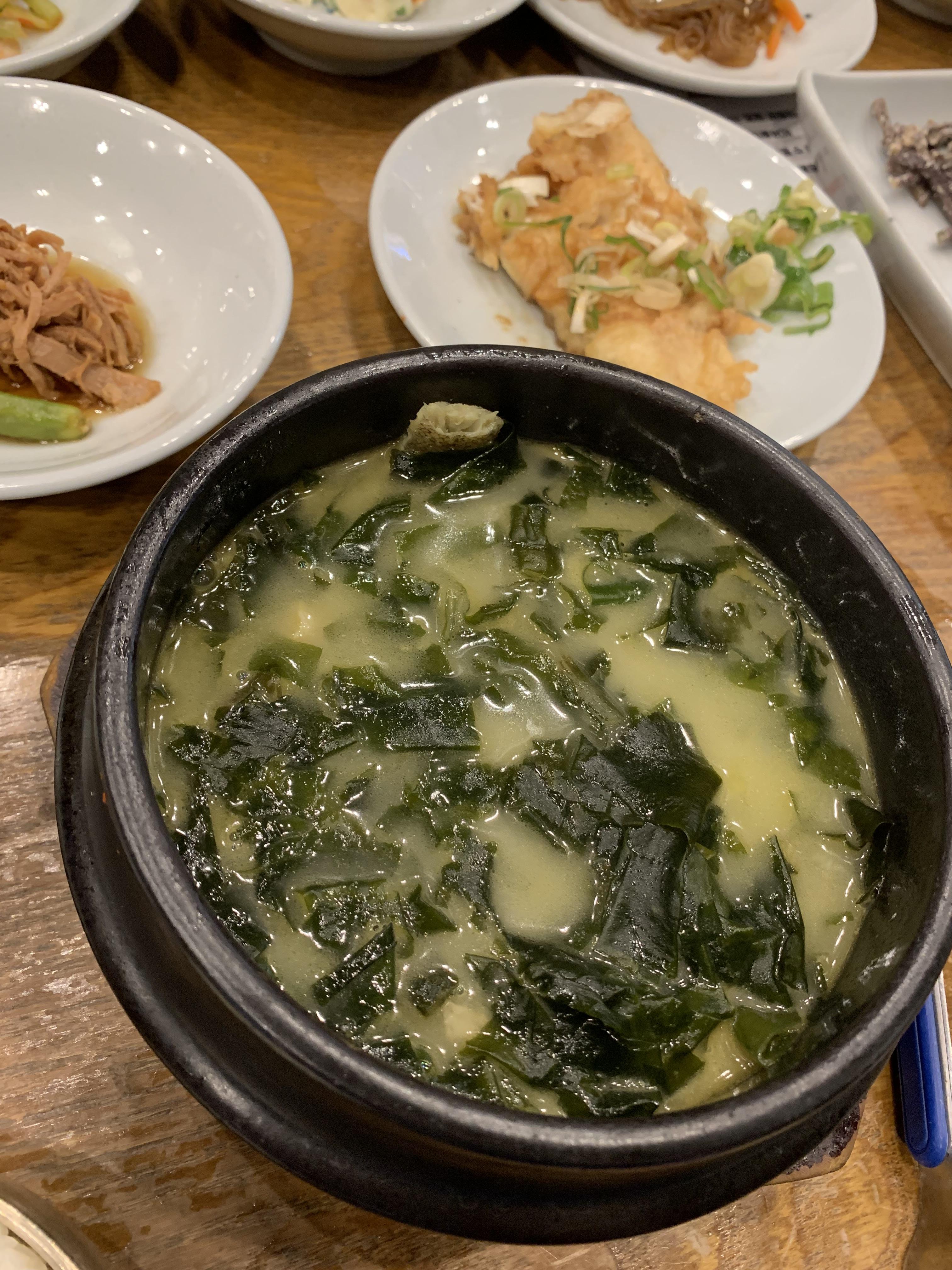 미역국으로 유명한 집이다