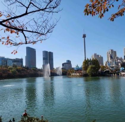 석촌호수 대형 랍스터 롯데월드 10주년 행사 공원 주차장