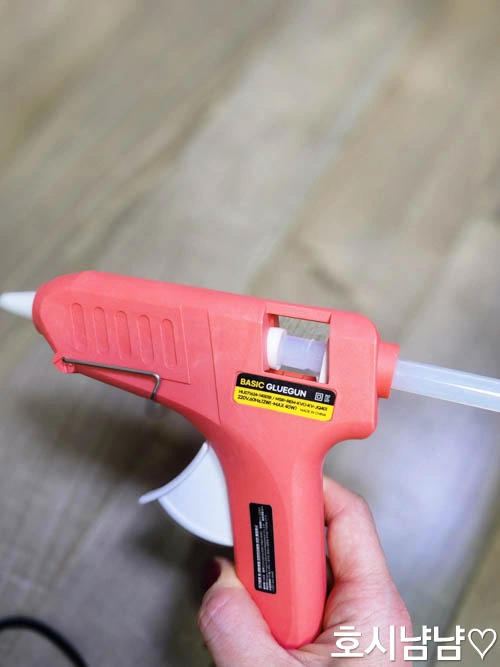 졸업 인형 만들기에 사용하는 글루건 준비 모습&amp;#44; 눈알 고정을 위한 도구