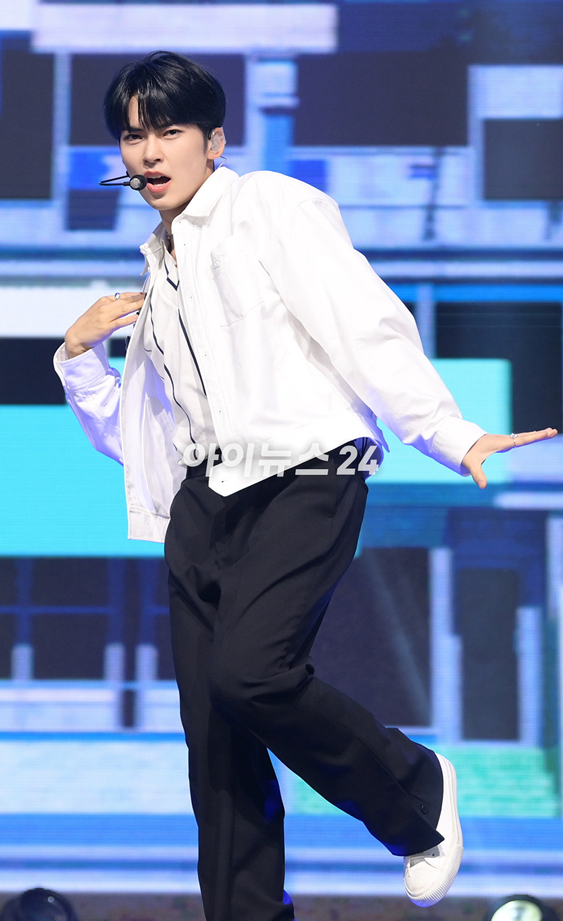 그룹 제로베이스원 성한빈이 10일 오후 서울 광진구 광장동 예스24라이브홀에서 열린 제로베이스원(ZEROBASEONE) 데뷔 쇼케이스에서 멋진 무대를 선보이고 있다. [사진=정소희 기자]