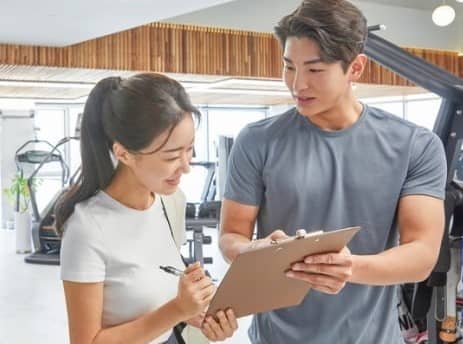 헬스 PT 받는 모습