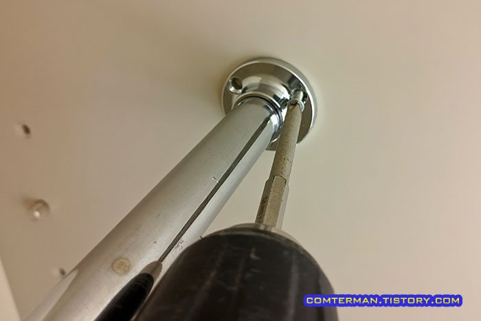 옷걸이봉 파이프 소켓 나사 고정