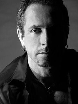 호러와 판타지의 경계를 넘나드는 예술가, 클라이브 바커(Clive Barker)