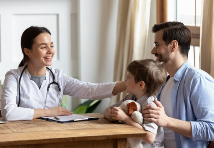 진료받고-있는-남자아이