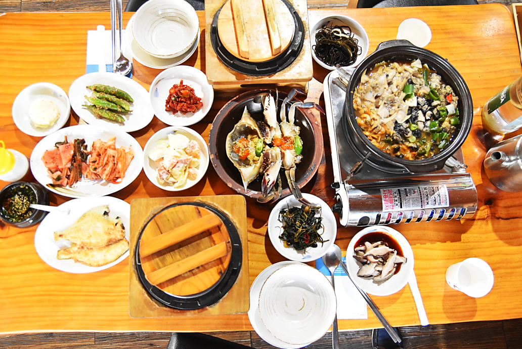 전현무계획2 대부도 맛집의 돌솥밥, 간장게장, 해물된장빠글이, 각종 밑반찬이 푸짐하게 차려진 어부밥상 세트 한 상