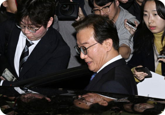 통일교로부터 금품을 수수했다는 의혹을 받는 전재수 해양수산부 장관이 11일 오전 인천국제공항 제2터미널을 나서며 차량에 탑승하고 있다 [사진=서울경제, 권욱 기자]