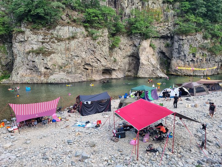 옥계-계곡에-텐트와-타프를-설치한-모습