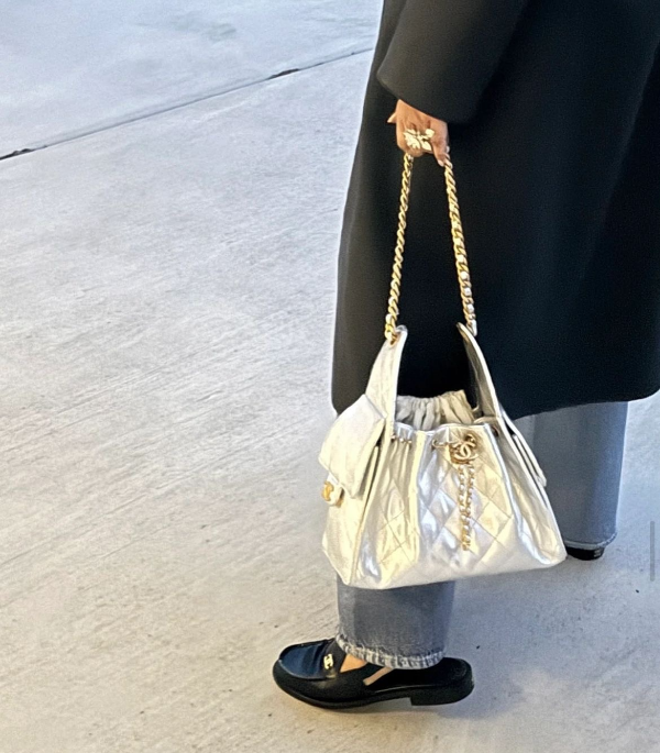 새로운 시대의 아이콘 샤넬 25백 디자인 속에 숨겨진 변화와 혁신의 기운