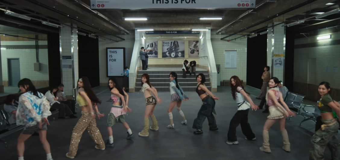 캐주얼한 의상을 입고 군무를 펼치는 모습