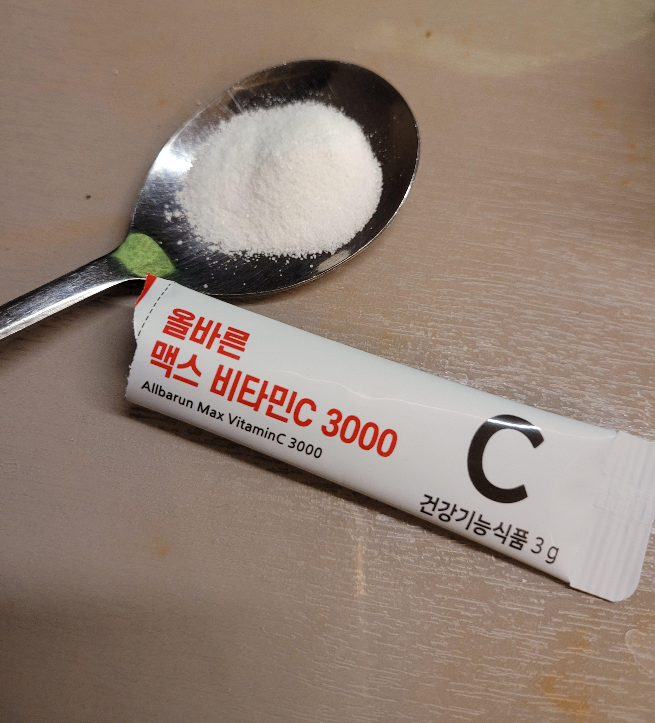 올바른 맥스 비타민C 3000 제품을 섭취하기전에 숟가락에 덜어놓은 사진