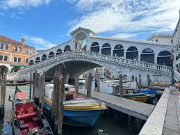  평화로운 부라노 마을 풍경 사진 