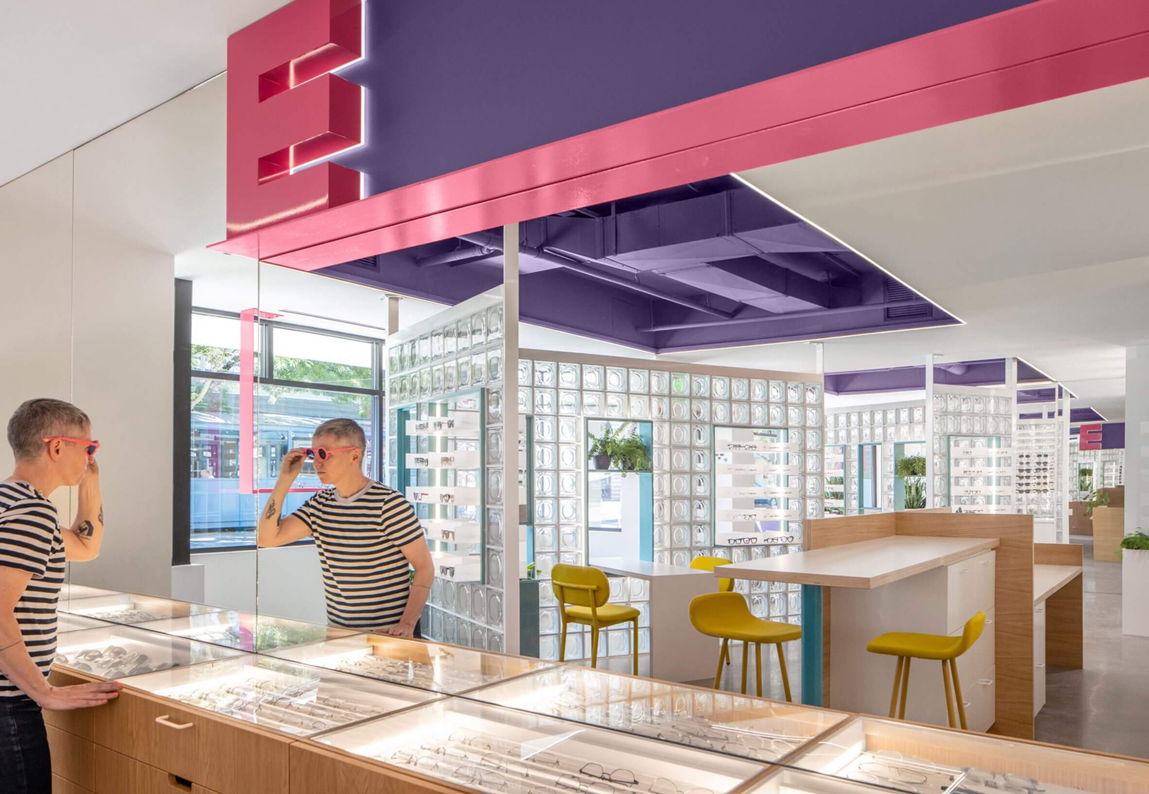 안경원-안에서-거울을-보고있는-남자