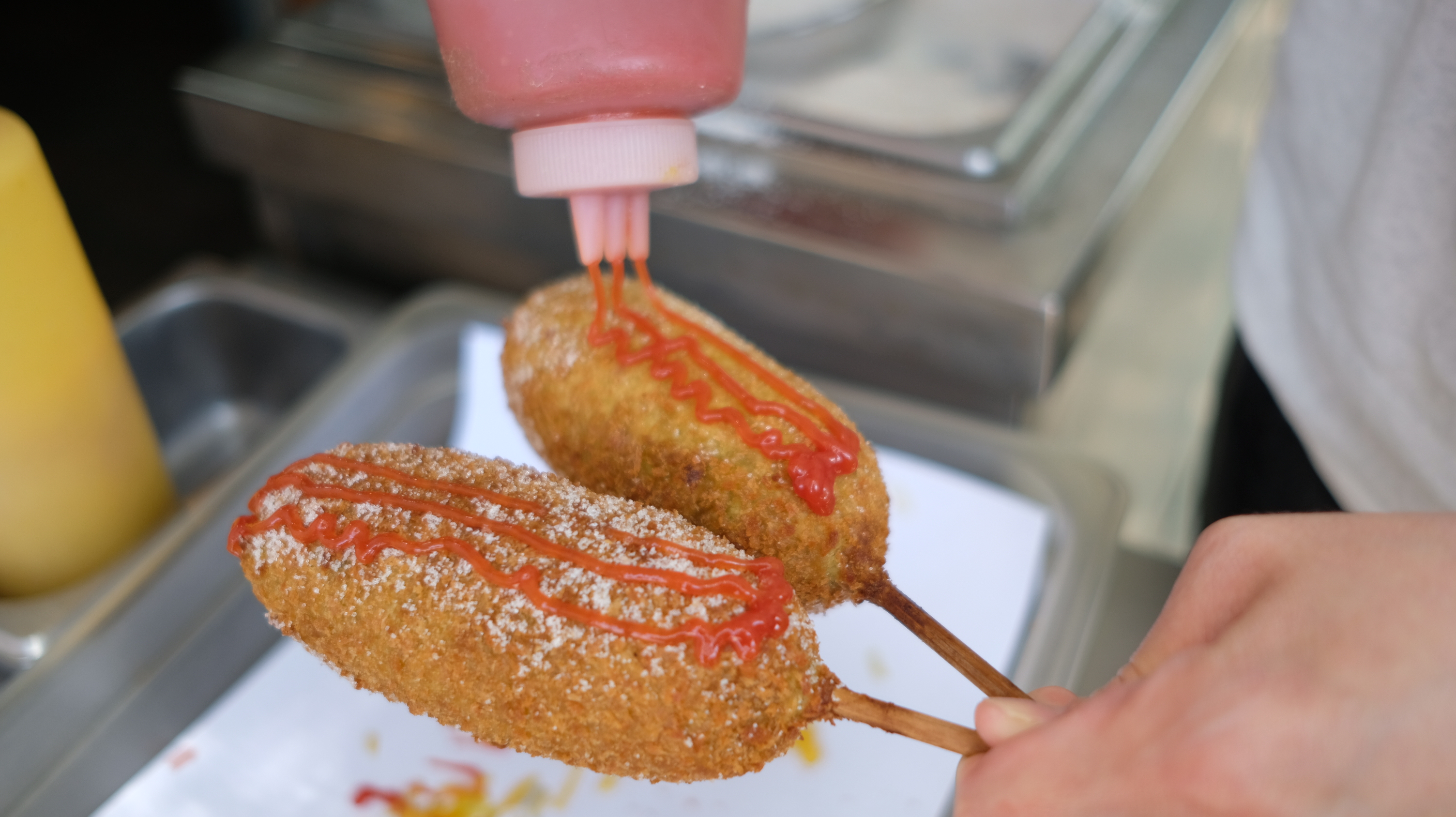 두물머리 연핫도그 케첩 뿌리기