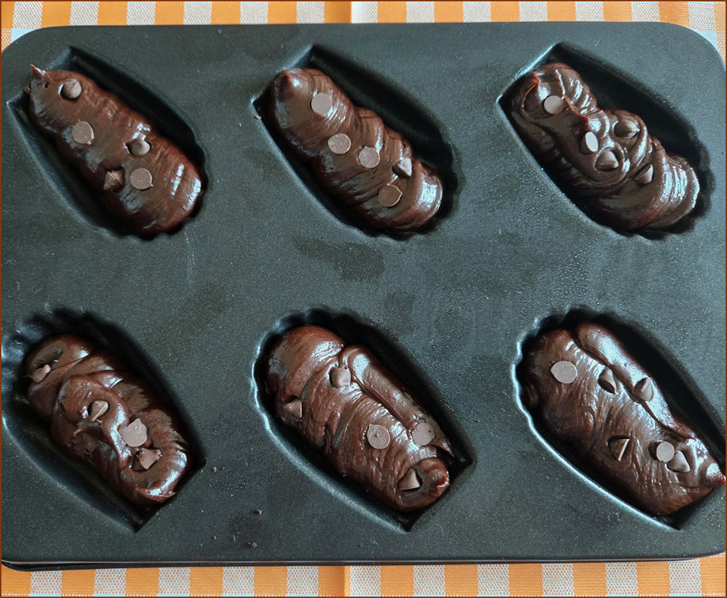 초코 마들렌 반죽 팬닝한 모습의 이미지