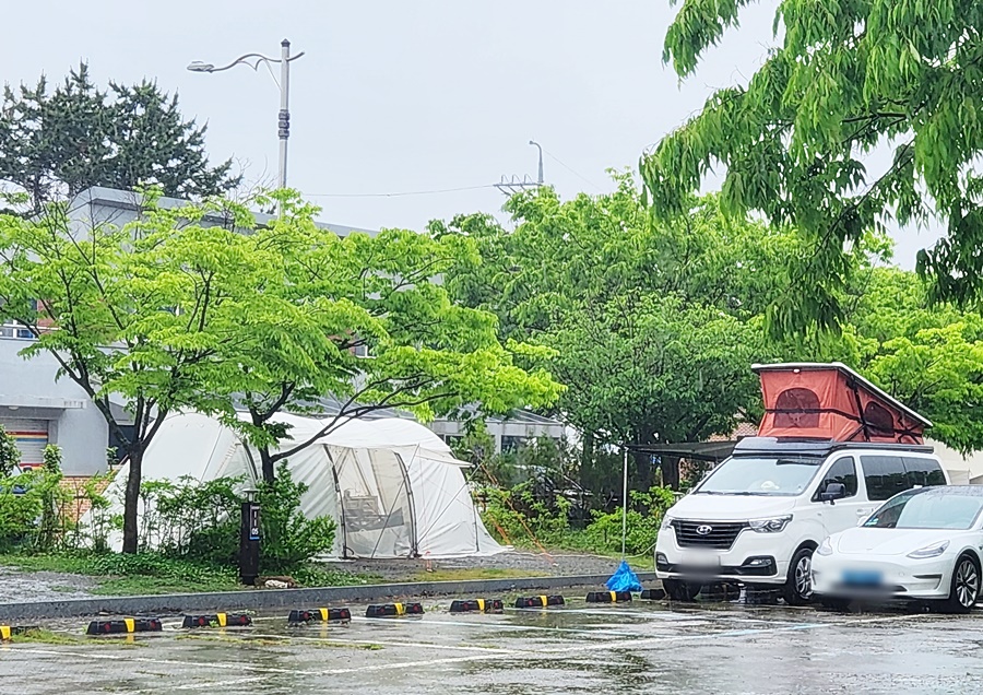 큰 텐트를 피칭하고도 자리가 남았던 학암포야영장 I구역 자리