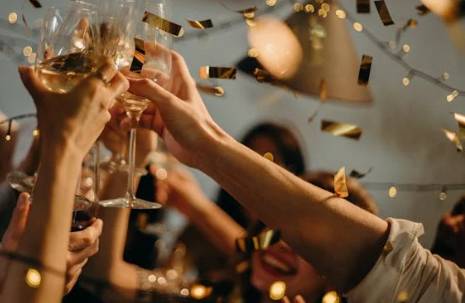 친구들과 즐거운 파티를 하는 꿈 상황별 꿈해몽