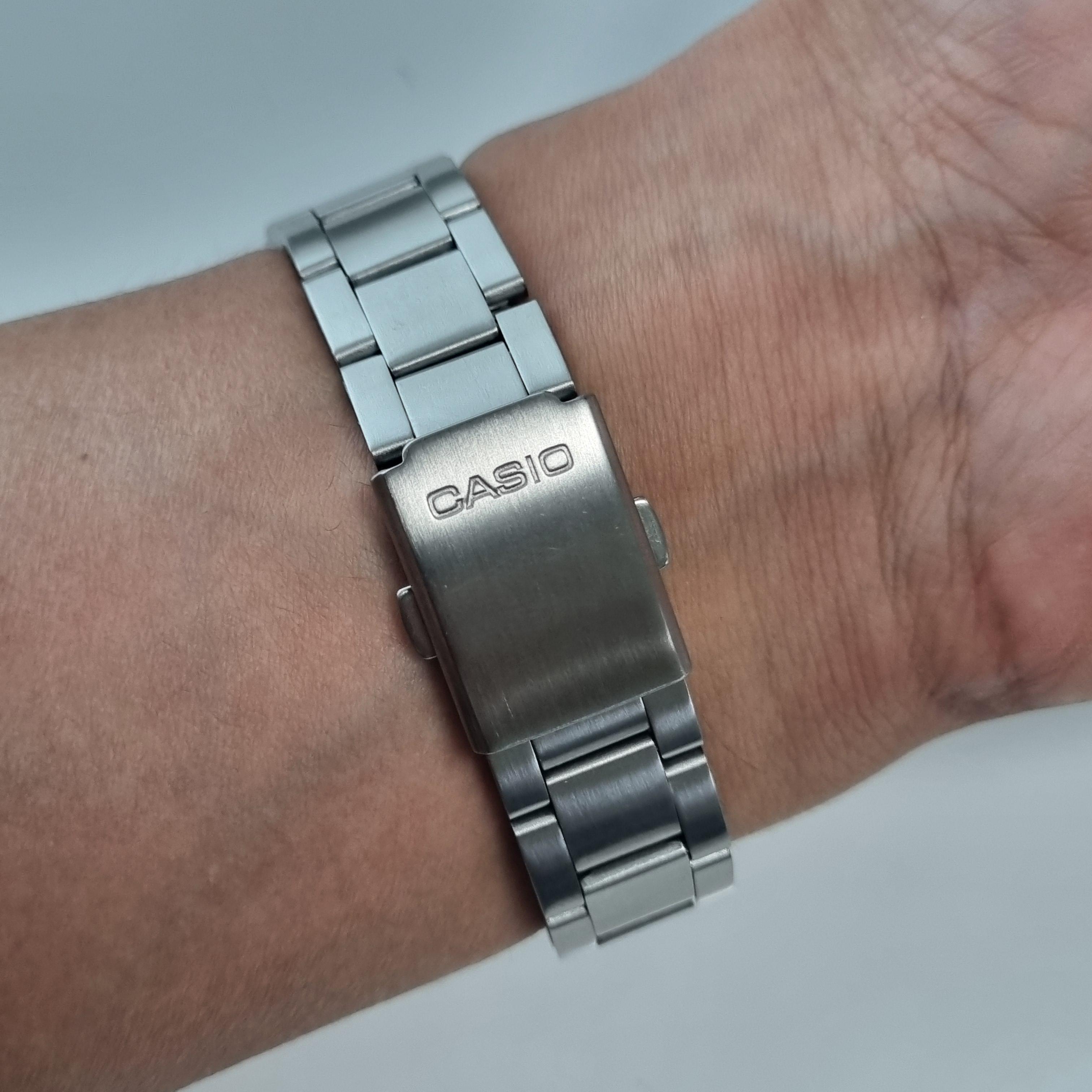 카시오 메탈 시계줄 길이 조정 후 손목에 착용한 단계