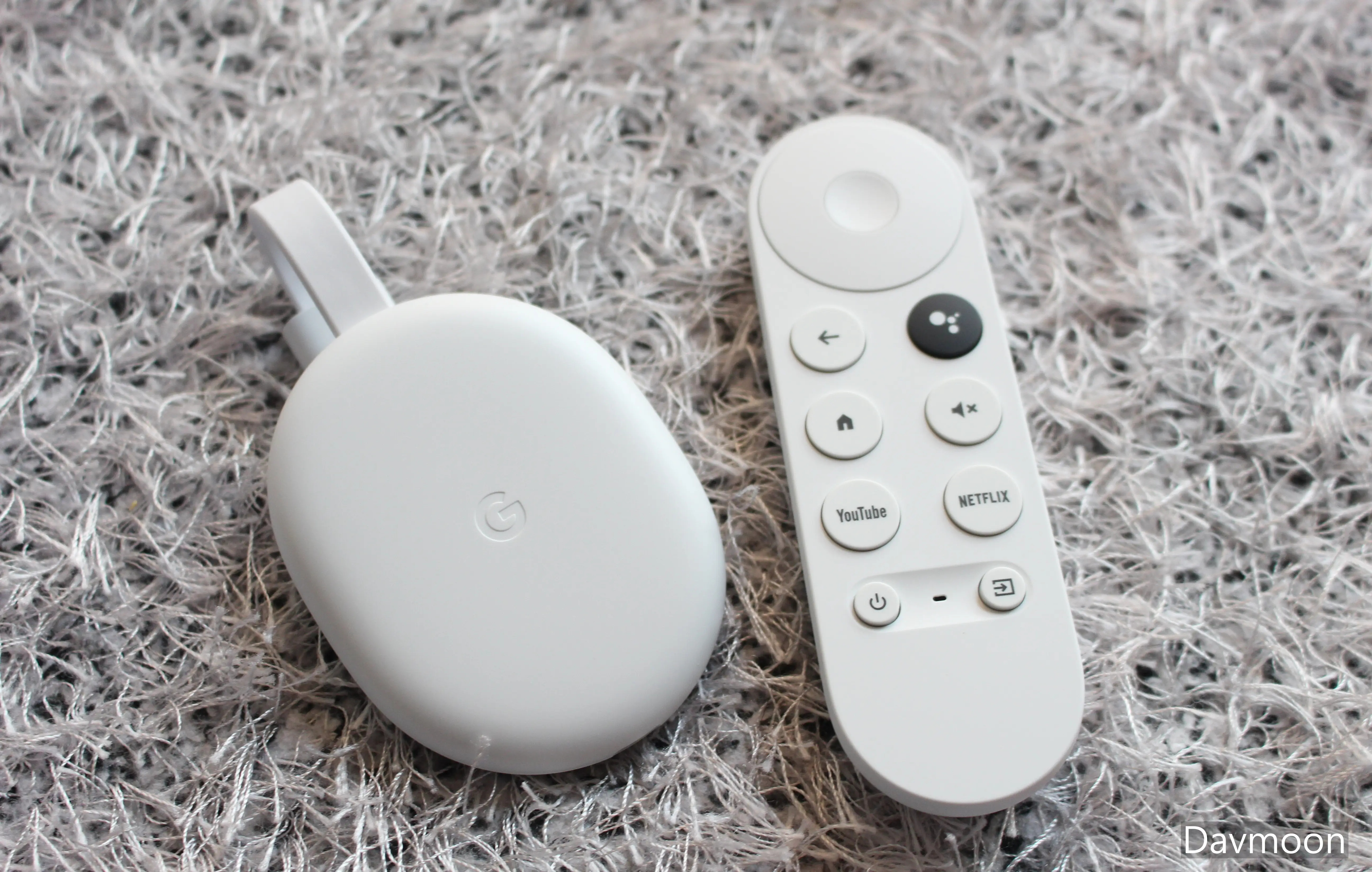 크롬캐스트4 본체와 리모컨