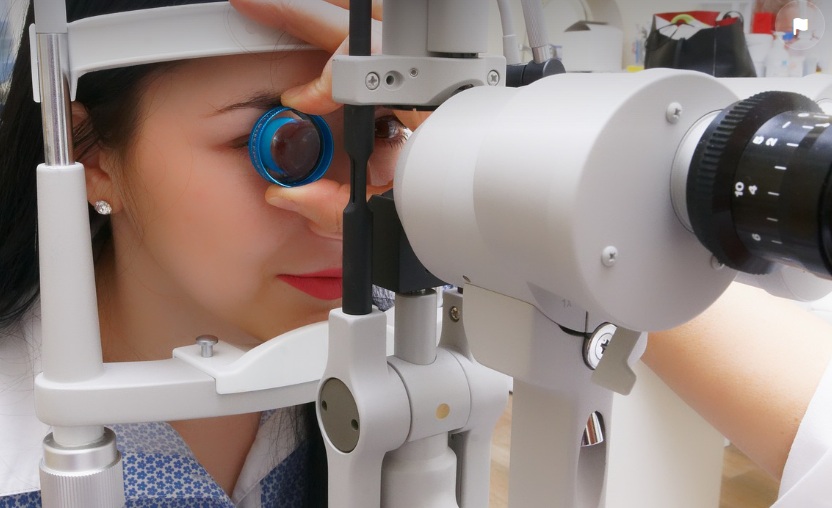 결막하출혈에 관해 안과진료 모습