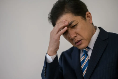 힘들어하는 남성